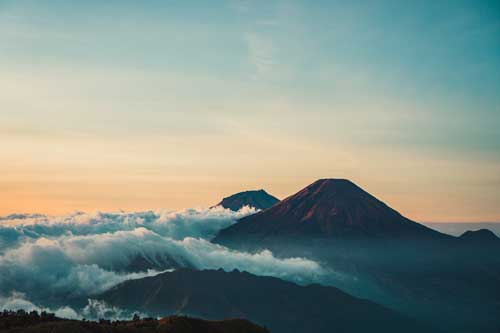 fotografía de un volcán en Indonesia
