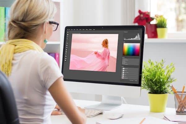 mujer editando una fotografía con Gimp