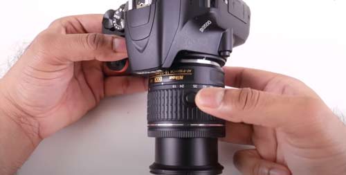 Una cámara de fotos réflex para principiantes sujeta por unas manos